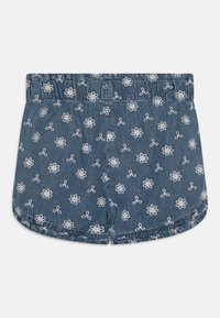 Jean šorts s plavom tkaninom koja sadrži bijele cvjetne i mašnostrazne uzorke. Elastična pojasnica i zaobljeni rubovi na nogavicama.