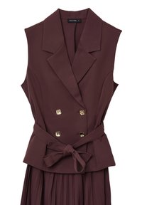 Blazer sans manches bordeaux avec des boutons dorés à double boutonnage, une taille ceinturée et un design de jupe plissée. Texture de tissu lisse.