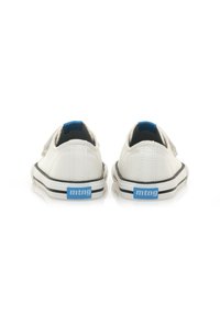 Sneakers in pelle bianca con profilo basso, dettagli blu sulla linguetta e logo blu. Dettaglio della suola laterale a strisce bianche e nere.