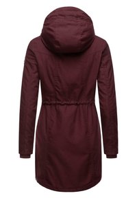 Veste à capuche bordeaux avec une taille cintrée, des manches longues et une texture lisse. Dispose d'un cordon de serrage autour de la capuche pour un ajustement.