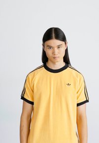 adidas Originals CALI TEE - T-shirt estampada - oat