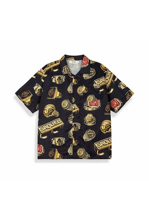 Camisa negra de manga corta con botones y estampados de anillos y caras en oro y rojo dispersos por toda la tela.