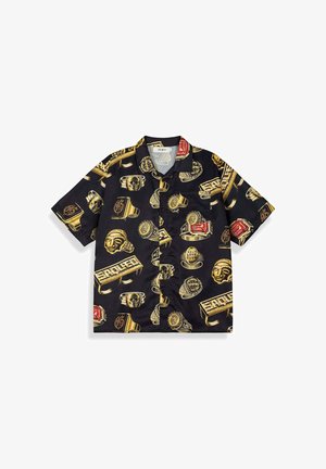 Camisa negra de manga corta con botones y estampados de anillos y caras en oro y rojo dispersos por toda la tela.