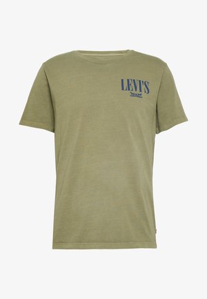 T-shirt Levi's verde oliva a maniche corte con logo blu e grafica di cavallo sul petto in alto a sinistra.