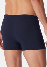 Boxer briefs blu navy realizzati in morbido cotone misto. Presentano una fascia in vita liscia e un design aderente. Dettagli di cucitura minimi lungo i bordi.