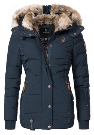 Veste matelassée bleu marine avec capuche en fausse fourrure, poches latérales zippées et quincaillerie dorée. Présente une texture matelassée et des accents de logo.