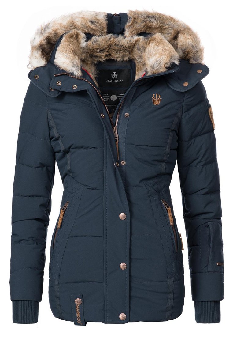 Veste matelassée bleu marine avec capuche en fausse fourrure, poches latérales zippées et quincaillerie dorée. Présente une texture matelassée et des accents de logo.
