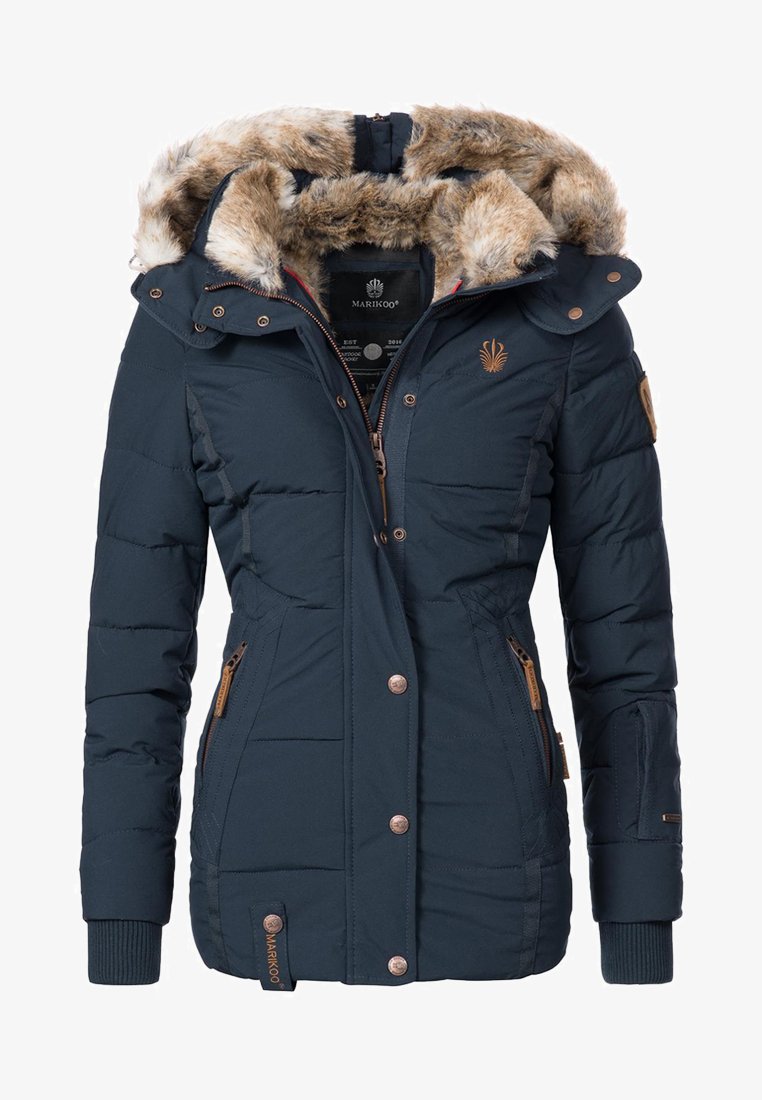 Chaqueta acolchada azul marino con capucha de piel sintética, bolsillos laterales con cremalleras y detalles en tono dorado. Presenta textura acolchada y acentos de logo.