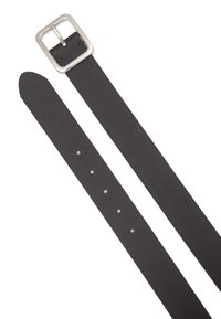 Ceinture en cuir noir avec une finition texturée, dotée d'une boucle rectangulaire en métal argenté et de cinq trous pour les réglages le long de la sangle.