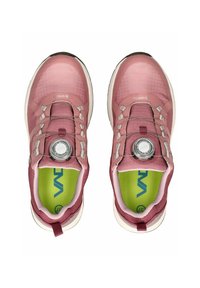 Růžové sportovní boty mají texturovaný svršek, systém šněrování BOA a zelenou stélku s modrým brandingem. Podešev je bílá s černým vzorkem.