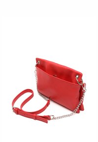 Borsa a tracolla rossa in pelle con superficie liscia, catena e tracolla regolabile, chiusura con snap magnetico e una tasca esterna.