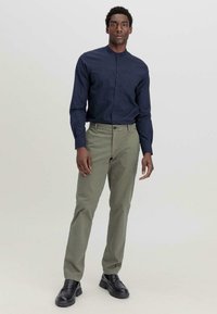 hessnatur Chino - oliv