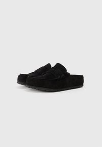 Sorte semsket slip-on sko med tykk såle, med stikninger og en glatt tekstur. Designet er avrundet uten synlig maskinering.