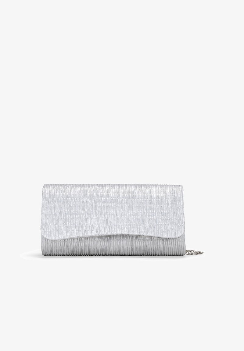 Pochette texturée argentée avec fermeture à rabat et petit détail chaîne sur fond blanc.