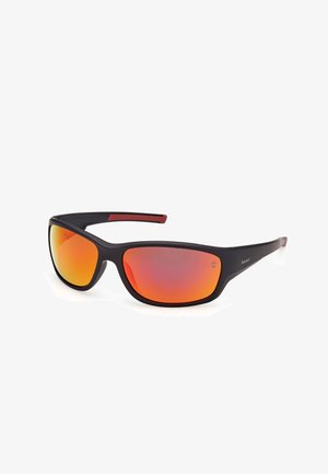 Czarne okulary przeciwsłoneczne typu wraparound z pomarańczowymi, lustrzanymi soczewkami i czerwonym detalem o fakturze na wewnętrznych ramionach, logo Timberland na zausznikiem.