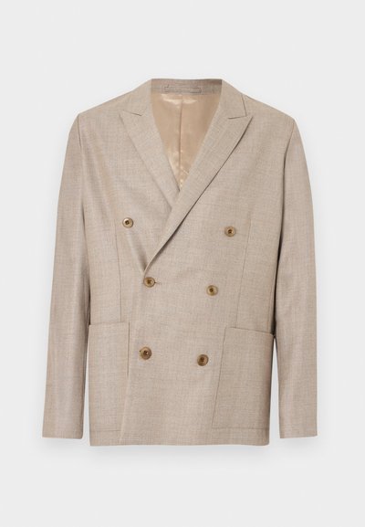 Διπλόσφιγκο μπεζ σακάκι με δύο μπροστινές τσέπες, καφέ κουμπιά και λείο εσωτερικό επένδυμα. Υφασμάτινη υφή με διακριτικό μοτίβο.