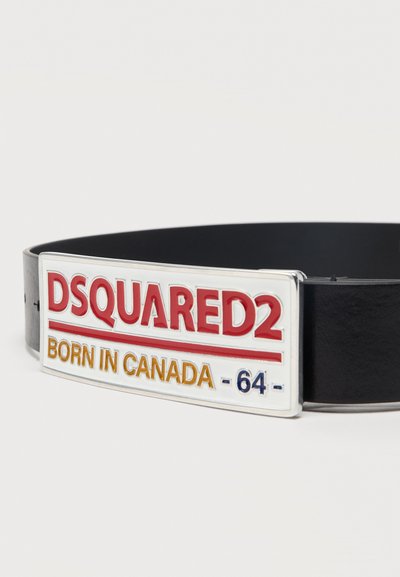Μαύρη ζώνη με ορθογώνια ασημένια αγκράφα που φέρει τη λέξη "DSQUARED2" σε κόκκινο και τη φράση "BORN IN CANADA -64-" σε χρυσά και μπλε γράμματα.