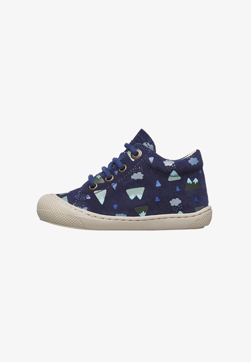 Sneaker per bambini di colore blu navy con lacci, suola beige chiaro e motivi di montagne e nuvole in colori verde, blu e bianco.