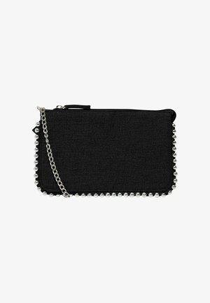Schwarze Stoff-Clutch mit einem Reißverschluss, die silberne Perlenakzente entlang der Kanten und einen abnehmbaren silbernen Kettenriemen aufweist.