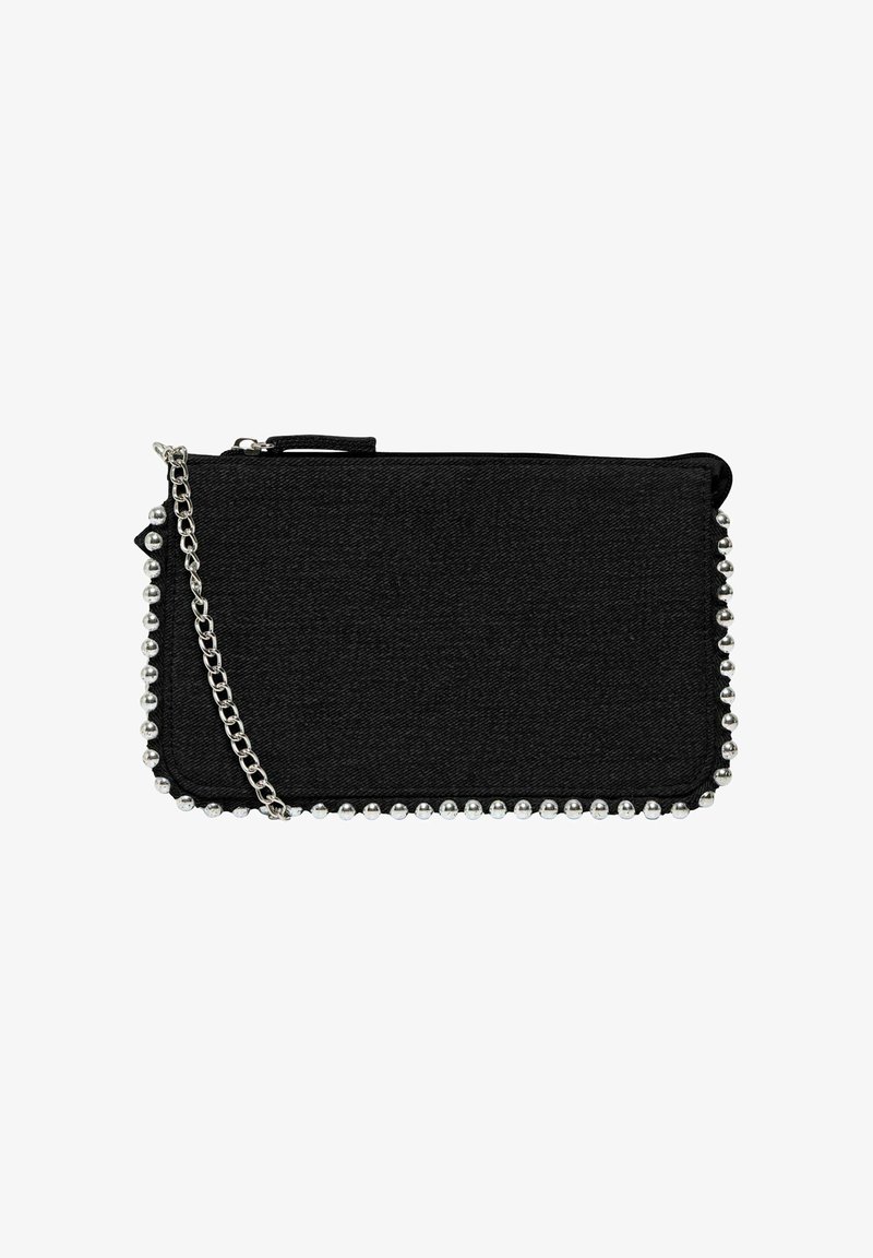 Schwarze Stoff-Clutch mit einem Reißverschluss, die silberne Perlenakzente entlang der Kanten und einen abnehmbaren silbernen Kettenriemen aufweist.