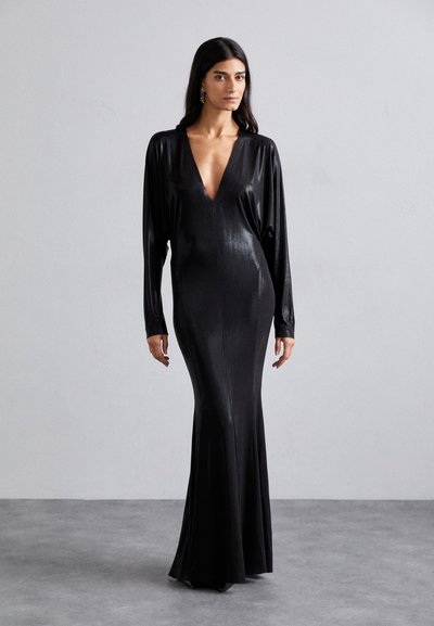 Abito maxi nero con scollatura a V profonda, maniche lunghe e silhouette aderente. Realizzato in un tessuto lucido, presenta un orlo svasato.