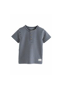 Marineblå og hvidstribet T-shirt med korte ærmer lavet af bomuld, med rund hals, tre-knaps stolpe og et logo-patch på kanten.