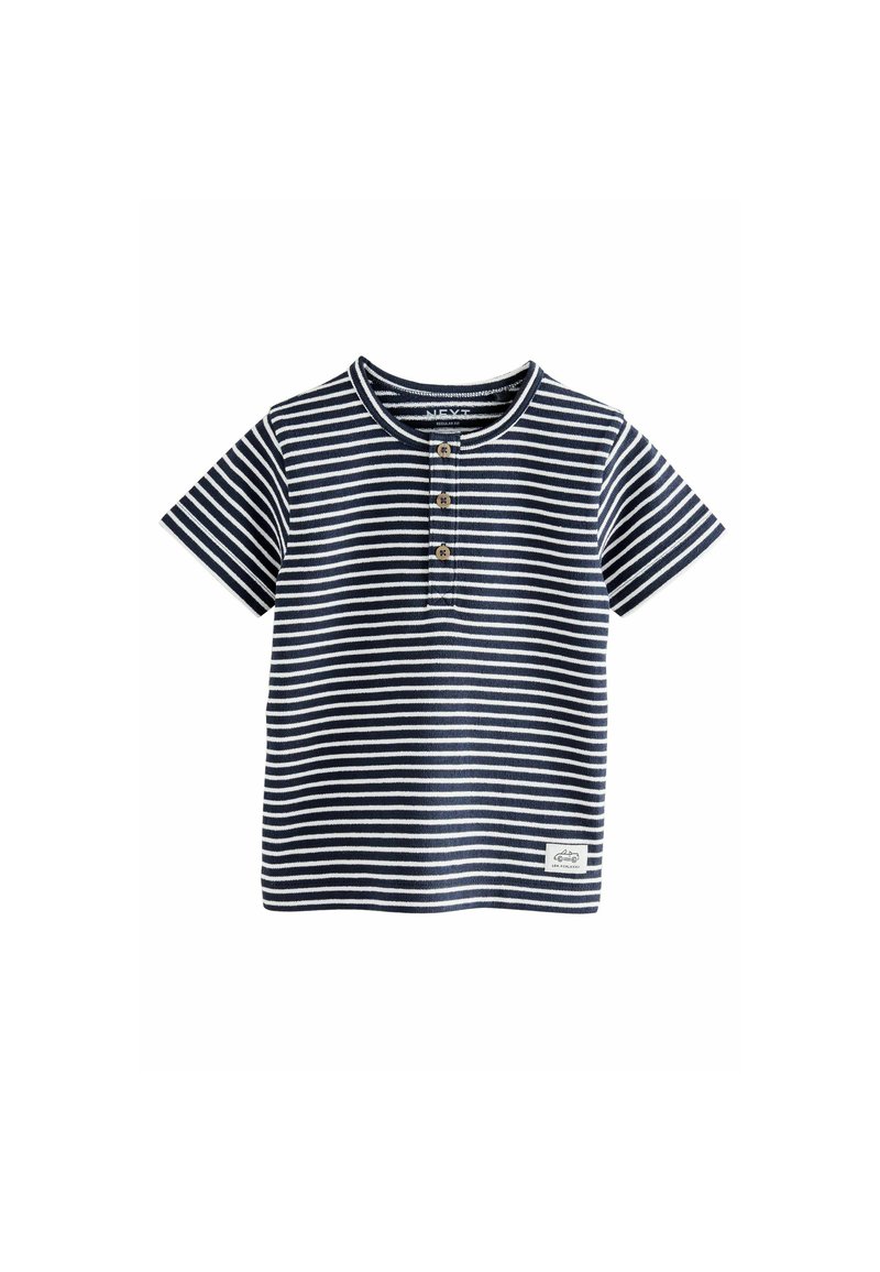 Marineblå og hvidstribet T-shirt med korte ærmer lavet af bomuld, med rund hals, tre-knaps stolpe og et logo-patch på kanten.