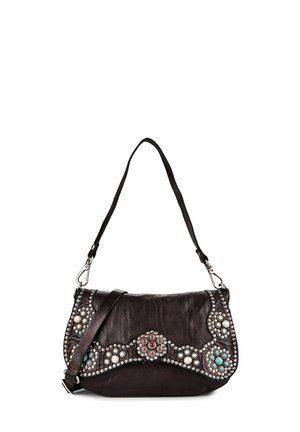 Dunkelbraune Lederschultertasche mit silbernen Nieten und dekorativen türkisen, weißen und roten Perlen-Blumenmustern auf der vorderen Klappe.