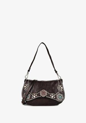 Bolso de hombro de cuero marrón oscuro con tachuelas plateadas y patrones florales decorativos de cuentas en turquesa, blanco y rojo en la solapa frontal.