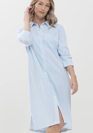 Abito lungo allacciato con righe verticali blu chiaro e bianche, dotato di colletto, taschino sul petto e fessure laterali per facilitare i movimenti.