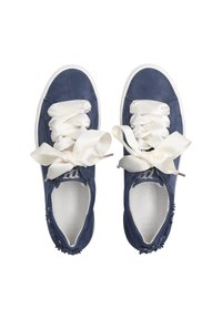 Sneaker in suede blu navy con suole in gomma bianca. Presentano lacci in raso oversize e dettagli decorativi sui lati. L'interno è testurizzato.