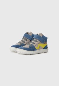 Une paire de baskets montantes pour tout-petits en bleu et gris avec des accents jaunes et une sangle Velcro sur fond blanc.