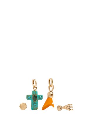 Cztery małe, złote i kolorowe zawieszki, w tym turkusowy krzyż z owalnym detalem, pomarańczowy ząb rekina, okrągłe koło zębate oraz złota szkieletowa ręka.
