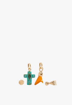 Cztery małe, złote i kolorowe zawieszki, w tym turkusowy krzyż z owalnym detalem, pomarańczowy ząb rekina, okrągłe koło zębate oraz złota szkieletowa ręka.