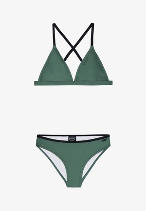 Groene bikini set met een triangle top met gekruiste zwarte bandjes en bijpassende onderkant met zwarte accenten en witte voering.