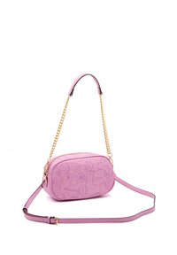Roze ovale handtas met geperste reisgerelateerde patronen, voorzien van een afneembare kettingriem en een gladde leren textuur. Accenten van gouden hardware.