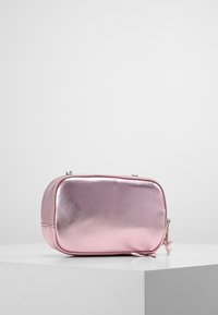 Borsa cosmetica metallica rosa, forma rettangolare, texture liscia, chiusura a zip con un tirante argento, accentuata da un piccolo pon-pon rosa.
