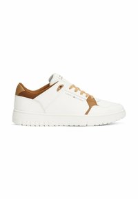 Baskets en cuir blanc avec des accents marron, présentant un bout rond, des lacets beiges plats, un col rembourré et une semelle en caoutchouc texturée. Logo sur le côté.