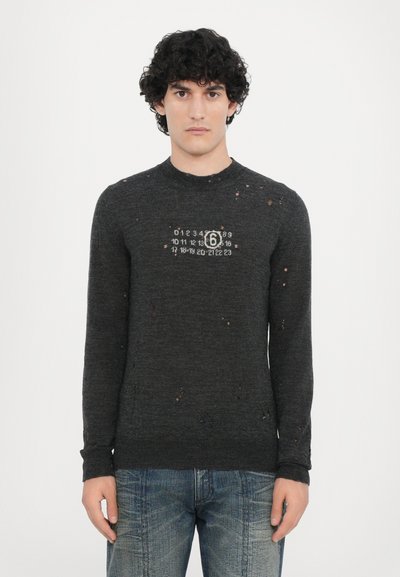 Pullover grigio scuro a maniche lunghe con colletto rotondo, caratterizzato da leggere abrasioni e una grafica numerica in bianco e beige sul petto.
