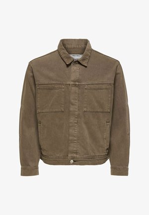 Brun langermet denimjakke med krage, to brystlommer med påsydd lapp, knapping foran og skjult klaffelukking ved midjen.