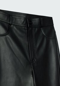 Zwarte leren broek met een gladde textuur, voorzien van een knoopsluiting en voorzakken. Tailored ontwerp met subtiele stikseldetails.