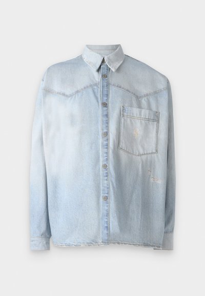 Lyseblå denimskjorte med knappestolpe foran, klassisk krage og én brystlomme. Slitte detaljer er synlige på stoffet.