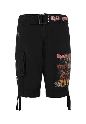 Zwarte cargoshorts met Iron Maiden tekst en afbeelding, zijzakken en een zwarte riem met het Iron Maiden logo.