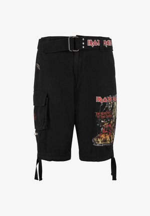 Zwarte cargoshorts met Iron Maiden tekst en afbeelding, zijzakken en een zwarte riem met het Iron Maiden logo.