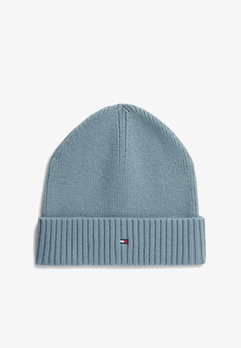 Bonnet en maille bleu clair avec bord côtelé replié et un petit logo rectangulaire rouge, blanc et bleu marine au centre du bord.