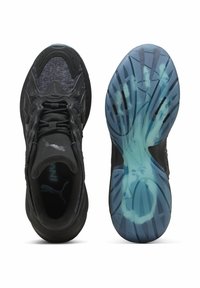 Černé sportovní tenisky s texturovaným svrškem, síťovinovými akcenty a poloprůhlednou modrou gumovou podešví s unikátním vzorem podrážky.