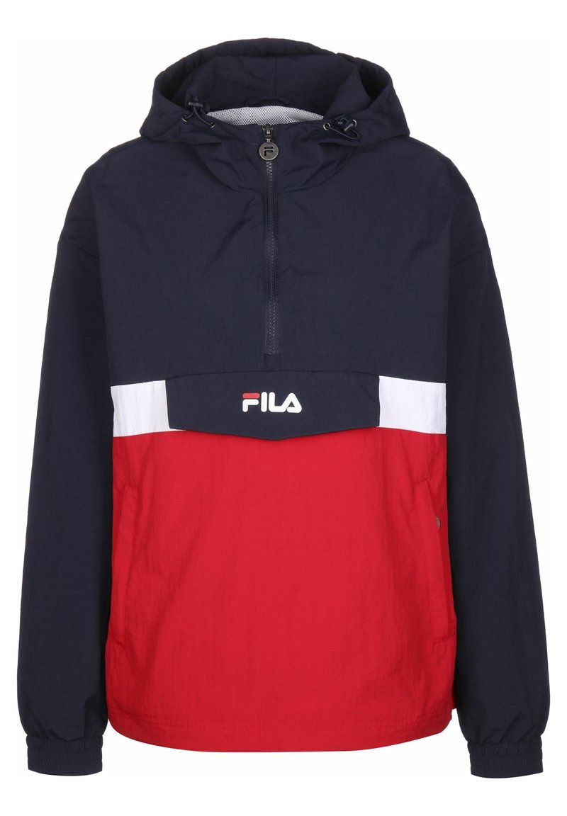 Giacca a pullover navy e rossa con cappuccio, dotata di zip parziale frontale, striscia orizzontale bianca e logo FILA sul petto. Tessuto leggero.