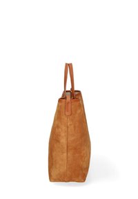 Borsa a tracolla in suede beige con due manici in pelle, design leggermente svasato, texture liscia e un accento di pelle cucito vicino alla parte superiore.