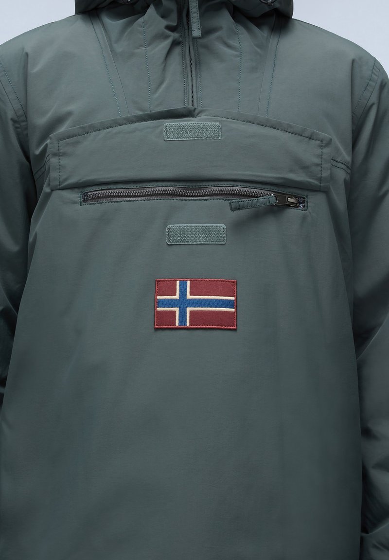 Giacca grigia con cappuccio, dotata di una tasca frontale con zip e un patch ricamato della bandiera norvegese. Tessuto morbido e caratteristiche regolabili per una vestibilità ottimale.