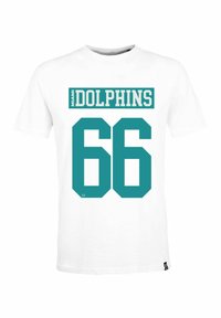 Camiseta blanca de algodón con texto turquesa. Presenta "MIAMI DOLPHINS" sobre el número "66." Incluye un pequeño logo de la marca en el dobladillo.